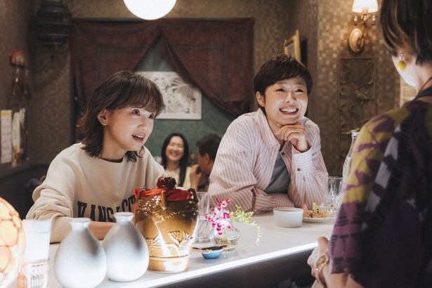 蘭子(猫背椿)の話に耳を傾けるみなと(永作博美)と泉美(有働由美子)
