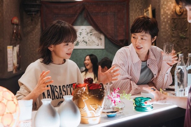 スナックでみなと(永作博美)と泉美(有働由美子)が繰り広げる親友らしい会話も見どころ