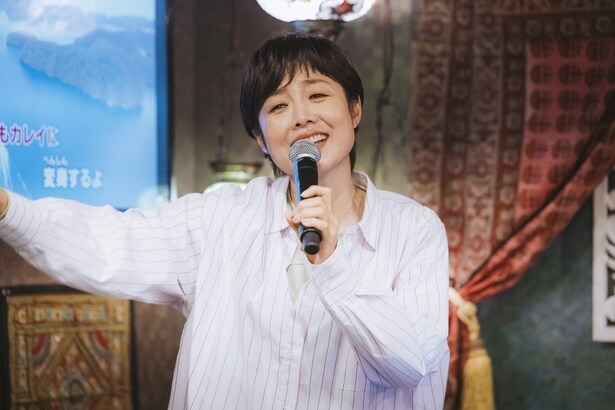 泉美(有働由美子)がカラオケを披露するシーンも