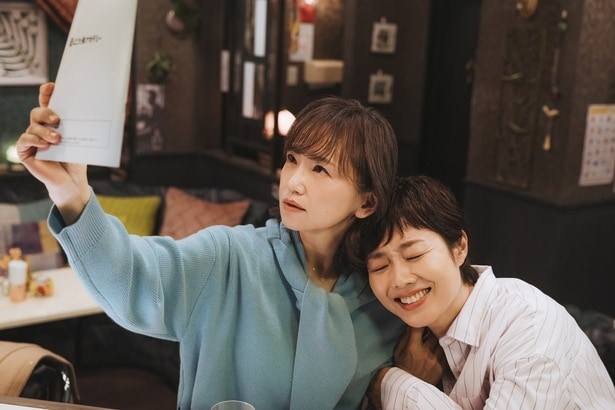 みなと(永作博美)は泉美(有働由美子)の誘いで「鮨アカデミー」への入学を決意する