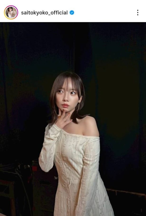 【写真】齊藤京子、華奢な肩チラ見背の白ドレスショット