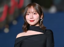 華奢な肩をチラ見せ…齊藤京子、大人っぽいワンショルダーの白ドレス姿で決めポーズ披露