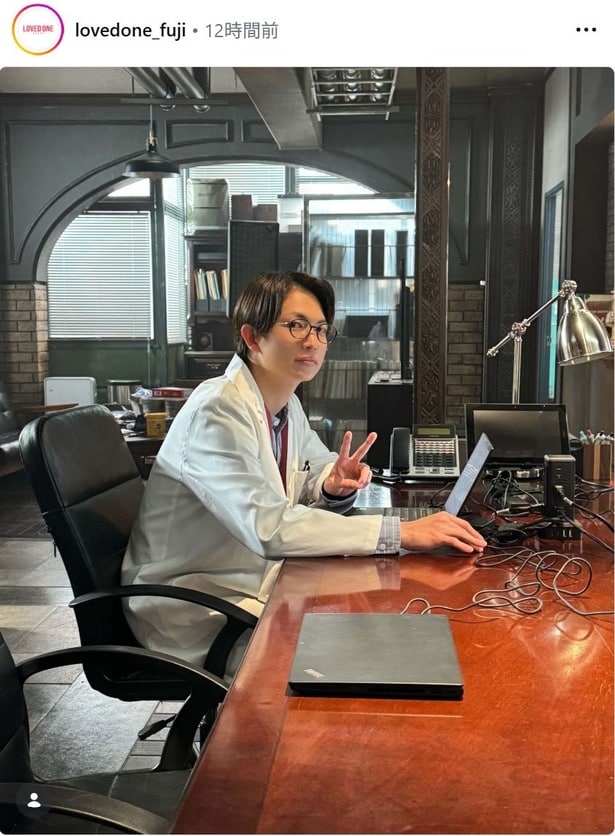 【写真】綱啓永、カメラに気付きクールな表情でピース