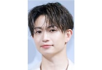 綱啓永、カメラに気付いてピース…メガネ姿のクールなオフショットに「たくさんオフショ待ってます」の声＜LOVED ONE＞