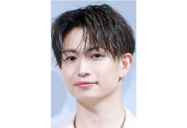 綱啓永、カメラに気付いてピース…メガネ姿のクールなオフショットに「たくさんオフショ待ってます」の声＜LOVED ONE＞