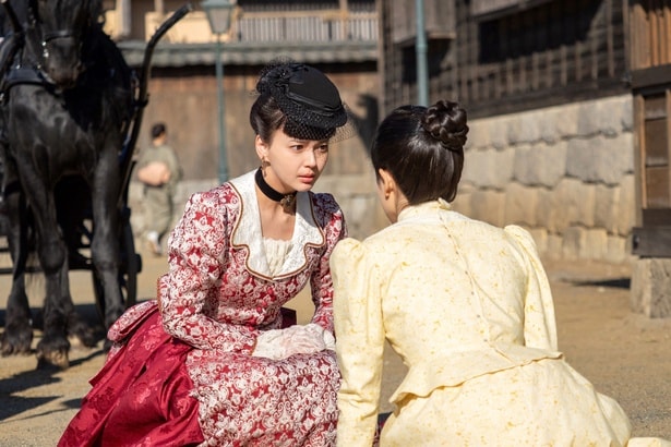 直美(上坂樹里)は捨松(多部未華子)に鹿鳴館で働かせてほしいと直談判する