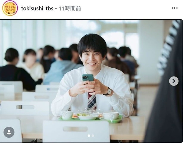 【写真】中沢元紀、カメラを見つけて笑顔になるお茶目なオフショット