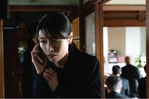 有村架純“和歌子”が妊婦になりすます姿や、金塊を見つめほほ笑む様子など新場面写真公開＜マジカル・シークレット・ツアー＞