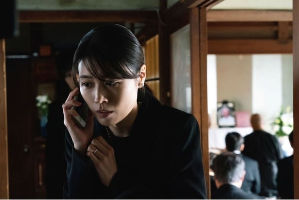 有村架純“和歌子”が妊婦になりすます姿や、金塊を見つめほほ笑む様子など新場面写真公開＜マジカル・シークレット・ツアー＞