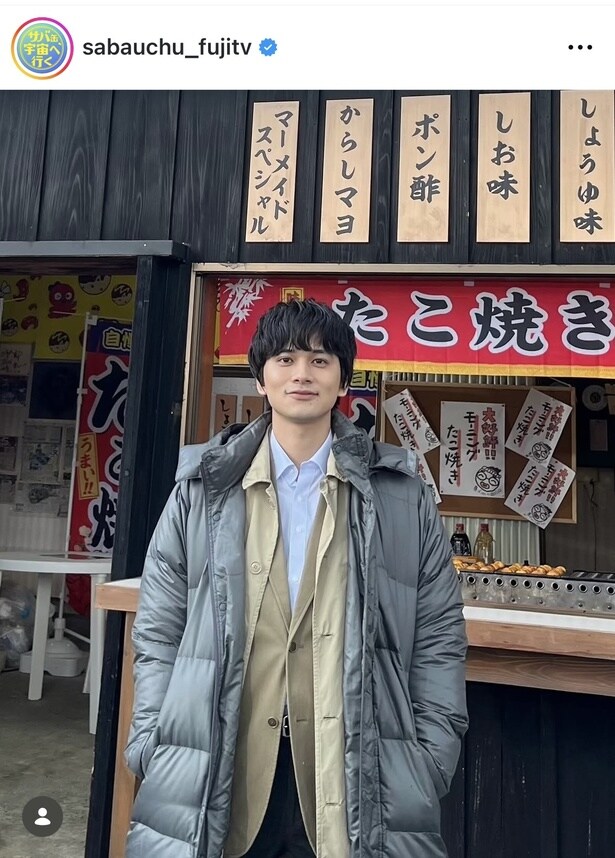  【写真】癖の強いたこ焼き店前でにっこり微笑む北村匠海