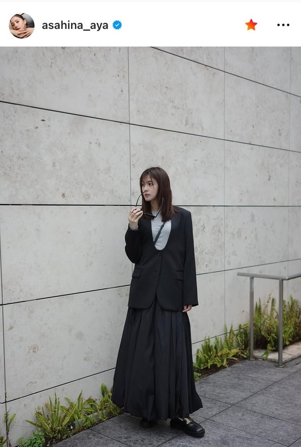 【写真】モード誌の1ページのよう……朝比奈彩、オールブラックのジャケットコーデ