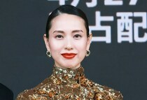 戸田恵梨香、“背中”まで輝くゴージャスなゴールドドレス姿でイベント登場＜地獄に堕ちるわよ＞