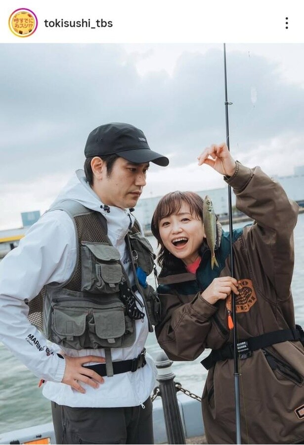 【写真】釣りを楽しむ永作博美と、真顔の松山ケンイチの2ショット