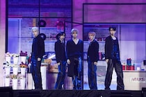 TOMORROW X TOGETHER「再契約は全員すぐにまとまった」再契約後の初カムバックは“棘の中の静けさ”に込めた7年の軌跡