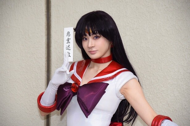 グラドル×レイヤー・JILI“セーラーマーズ”コスプレ「ミニスカート&ハイヒールで強調された美脚に注目」<acosta!>
