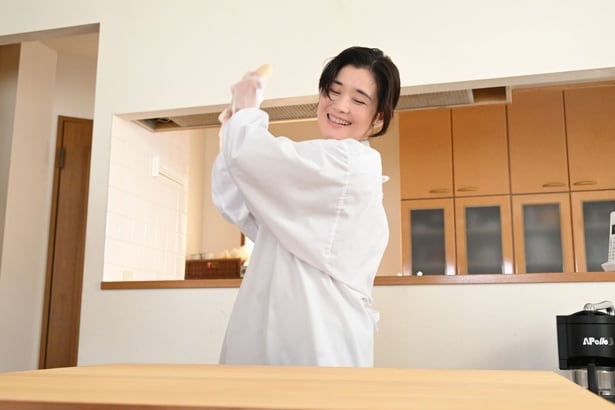お菓子のおまけシールが高額転売…石田ひかり“明香里”が、転売ヤーのアジトを特定する＜鬼女の棲む家＞