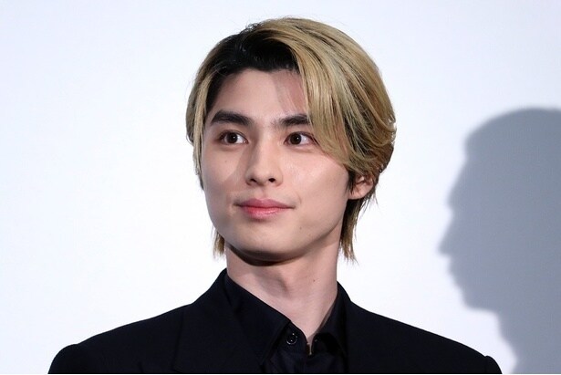 本田響矢&森香澄&杢代和人、サイドストーリー「SHIFT」出演する3人の仲良しオフショット公開＜GIFT＞