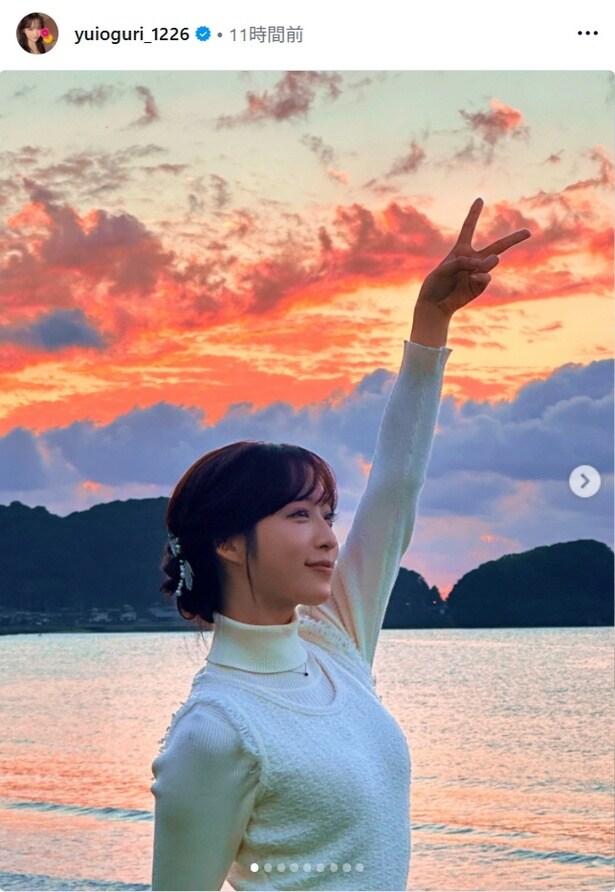 【写真】小栗有以、福岡・糸島で赤い夕焼けを前にピースする姿