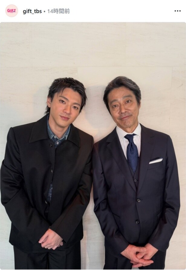 【写真】堤真一＆山田裕貴、両手を前で重ねて寄り添うオフショット
