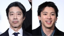 堤真一＆山田裕貴、スーツ姿で寄り添ったツーショットに「好きなペア」の声＜GIFT＞