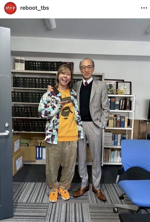 【写真】藤澤涼架＆酒向芳が肩を寄せ合い笑顔を見せる“全身2ショット”に反響