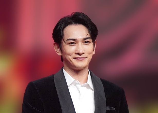 町田啓太、車に腰かけハンディファンで涼む様子…「九条の大罪」の金髪&タトゥー姿に「沼でしかない」の声