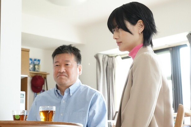 1年前、明日香(橋本愛)と誠(佐藤二朗)は結婚を決意