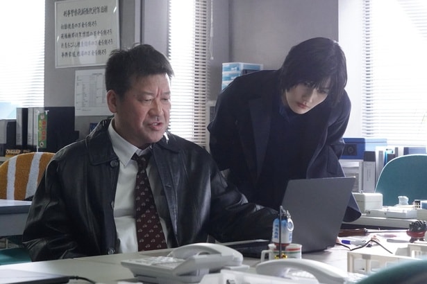 誠(佐藤二朗)と明日香(橋本愛)が“夫婦別姓刑事”であることを知っているのは署長のみ