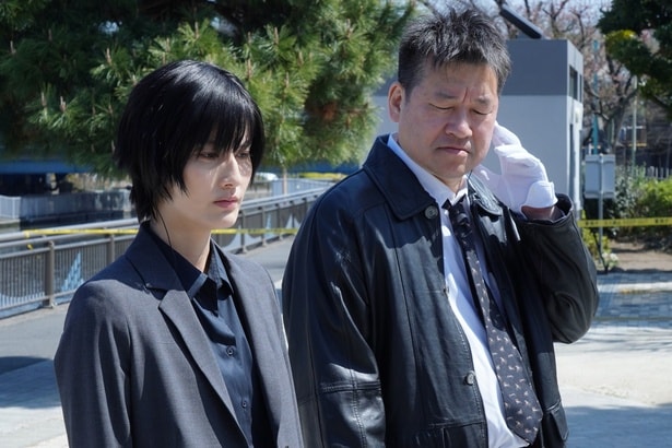 佐藤二朗×橋本愛、“実は夫婦”の名バディが事件の真相を追求する　コミカルな沼袋署の空気感に「中毒性ある」＜夫婦別姓刑事＞