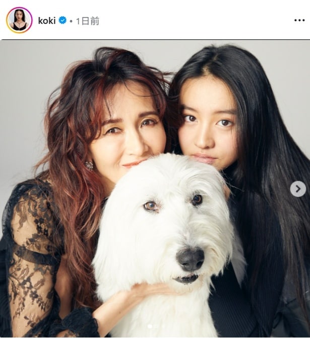 【写真】幼げなKoki,、オレンジカラーのヘアスタイルの工藤、愛犬とのスリーショット