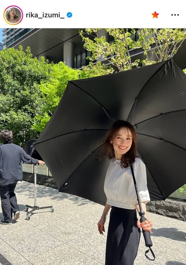 【写真】春の陽光を独り占めのよう…泉里香、“日傘ロケ”で満面の笑顔