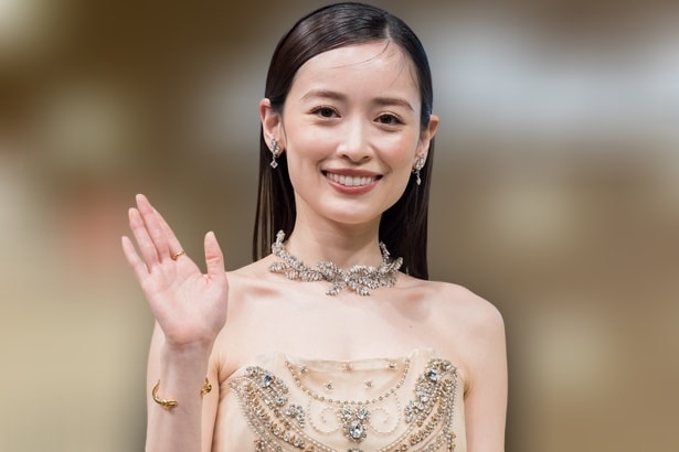 春の陽光を独り占めのよう…泉里香、“日傘ロケ”で満面の笑顔に「超超かわいい」「美人すぎて滅」の声