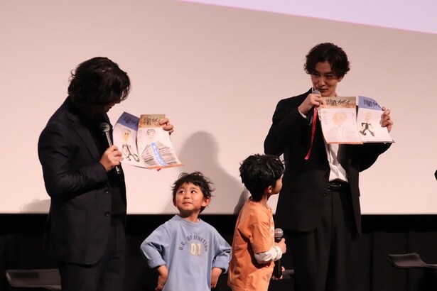 野田悠月と金子拓真から似顔絵をプレゼントされ、“田鎖兄弟”が笑顔に