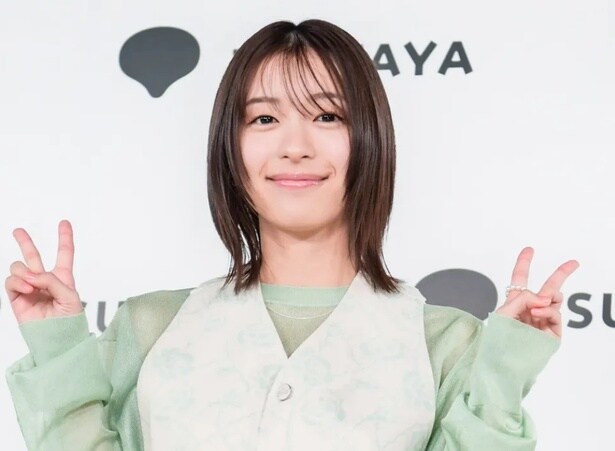 まるで本物のディレクターのよう…鳴海唯、“頬杖”ポーズで告知に「かわいい」「唯ちゃん楽しみ」の声