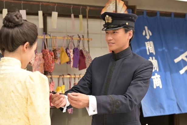 直美(上坂樹里)に髪飾りをプレゼントする小日向(藤原季節)
