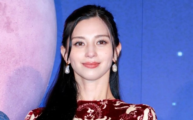 中条あやみ、岡田将生が撮ったドラマのオフショットを公開 スーツ姿で笑顔で写る様子に「よっ、かわいいよー!」の声