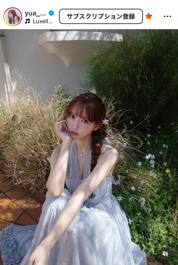 【写真】絵本の中のお嬢様が現れたよう…三上悠亜、“小花×三つ編み”「ブルードレス」姿