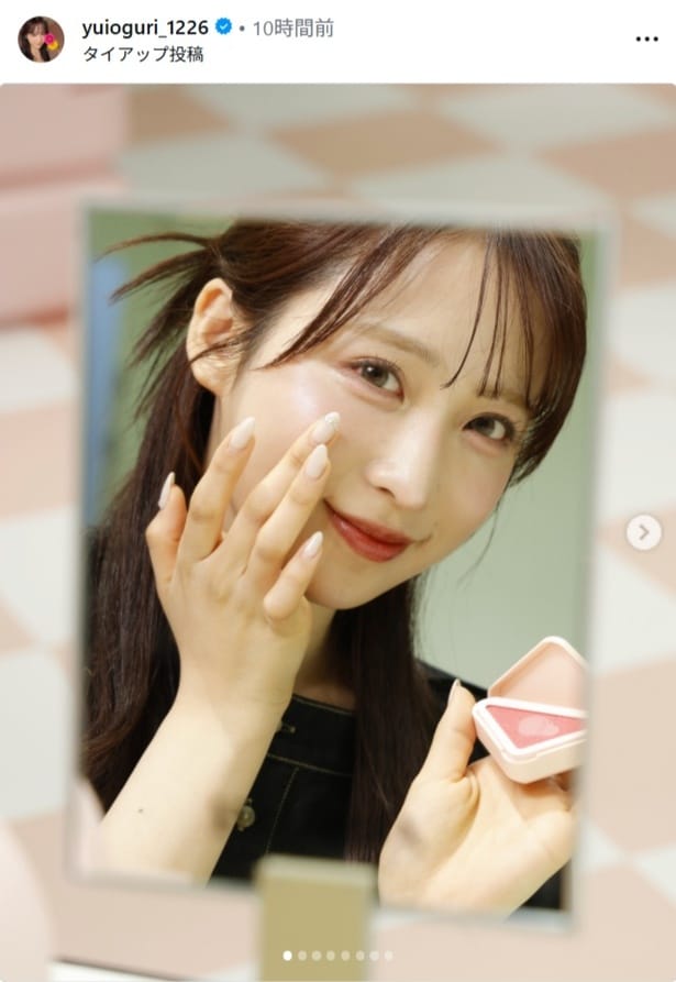 【写真】小栗有以、ピンク色の涙袋とチークが印象的な鏡越しのショット
