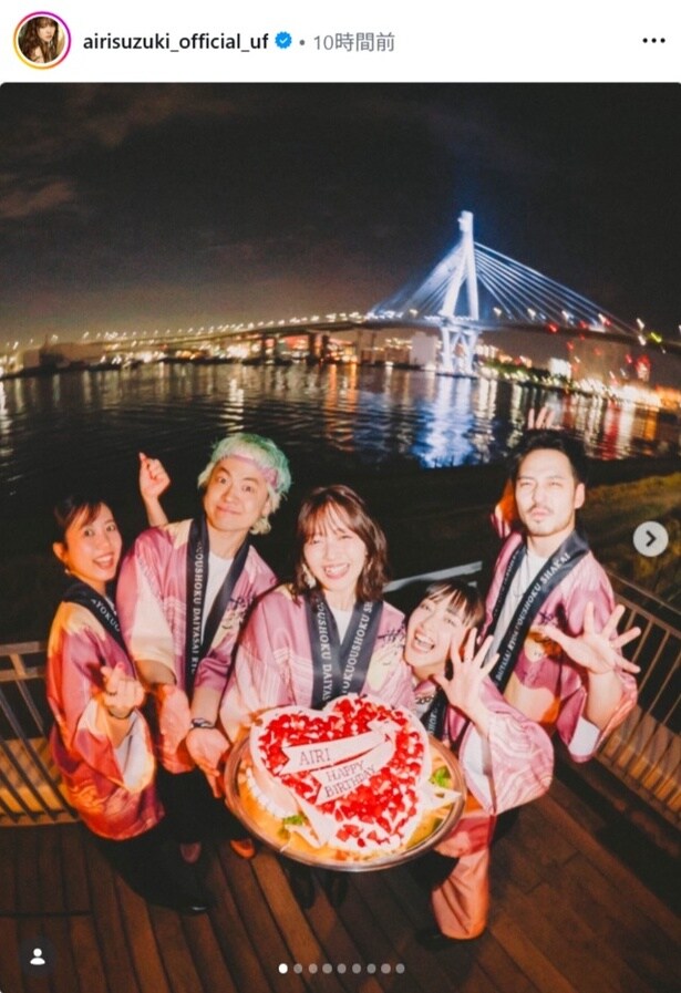 【写真】鈴木愛理、「32歳初ライブ!」大きなハート型ケーキを持つ笑顔の姿