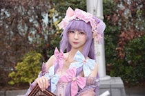 肩出しアレンジ衣装の「東方Project」“パチュリー”コスプレ「生地の材質から丈感までこだわっています」＜acosta!＞