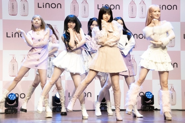 「Update Me」のパフォーマンスを春披露