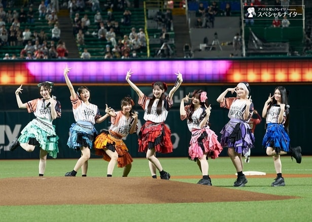 大ヒット曲「倍倍FIGHT!」を披露して球場を盛り上げたCANDY TUNE