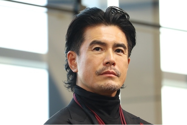 伊藤英明＆蒔田彩珠、お茶目なポーズの2ショットを公開　放送終了後のオフショットに「ガチで助かります」の声＜リブート＞