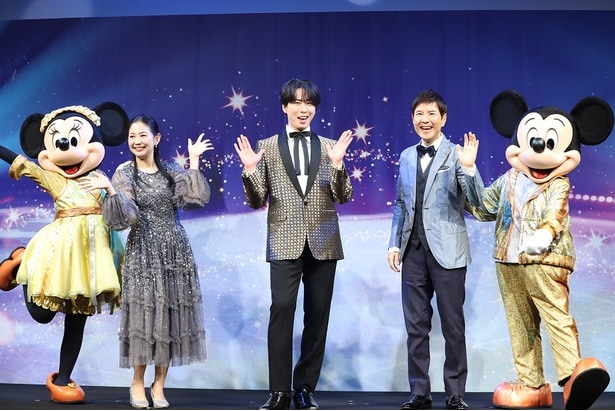 「日本公演40周年記念 ディズニー・オン・アイス“Let’s Party!”」記者発表会に(左から)関根麻里、宮舘涼太、関根勤が出席した