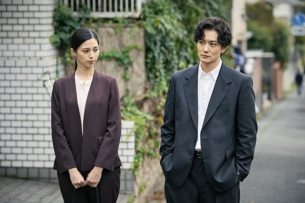 真(岡田将生)はバディである詩織(中条あやみ)と共に関係者の聞き込みへ向かう
