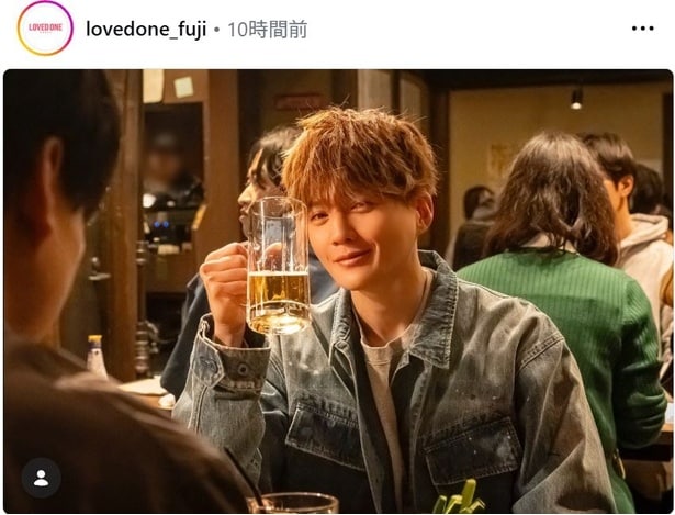 【写真】八木勇征、流し目がかっこいい居酒屋オフショット
