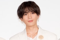 八木勇征、流し目でビールジョッキ構え…大人なオフショットに「ほんとバチクソイケメンやな」の声＜LOVED ONE＞