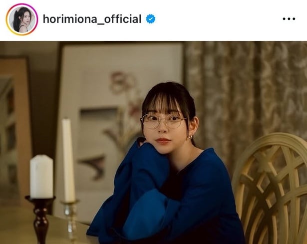 【写真】堀未央奈、“丸メガネ×知的眼差し”で鮮やかなブルーニット姿