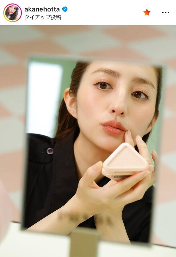 【写真】パリのメゾンに佇むモデルのよう…堀田茜、“頬染め”プラダ・メイク姿