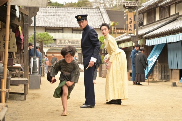 小日向(藤原季節)は直美(上坂樹里)とのデート中、盗みを働いた子どもを逃がす